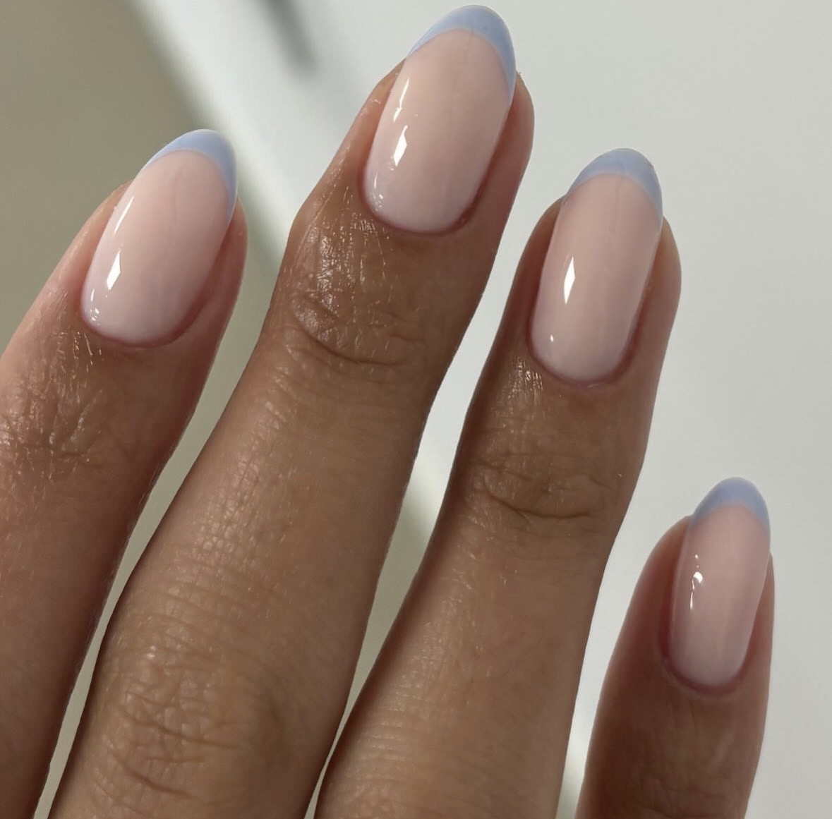 Nude amandelnagels met babyblauwe french tips