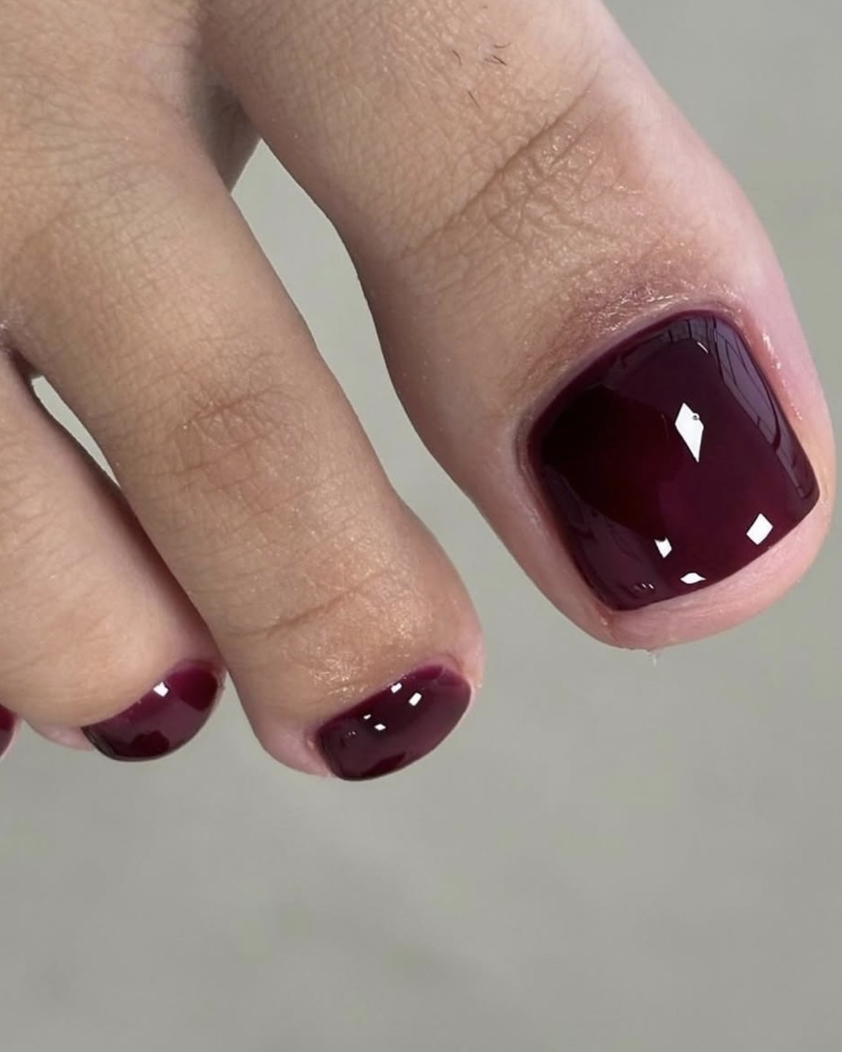 Pedicure in diep bordeauxrode gellak