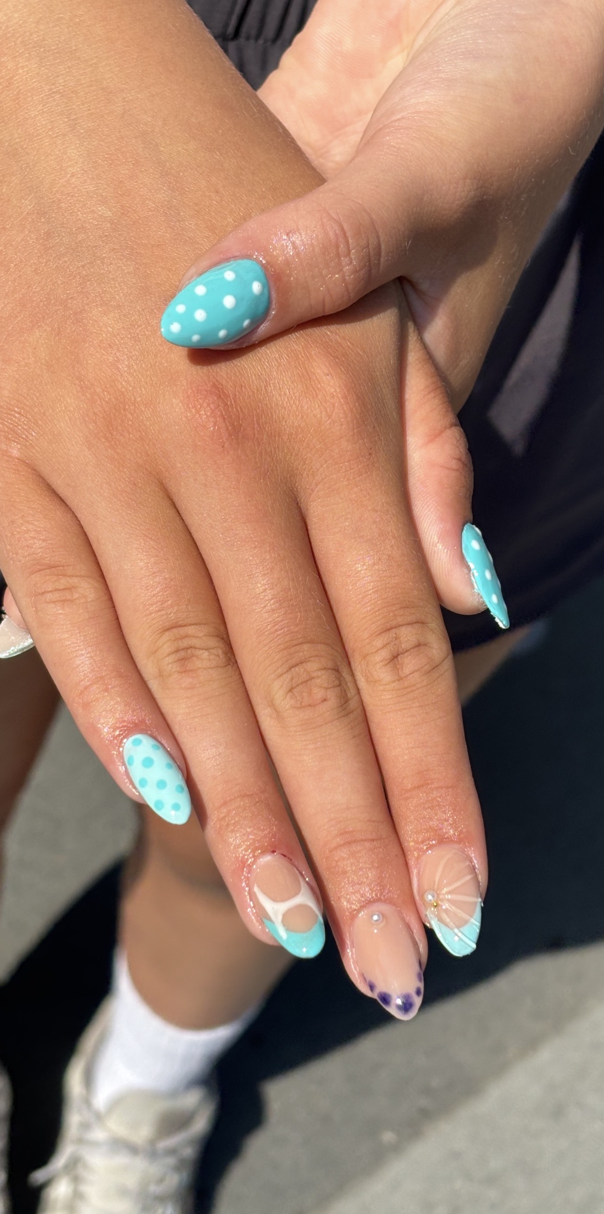 Turquoise polka dots en french op amandelnagels