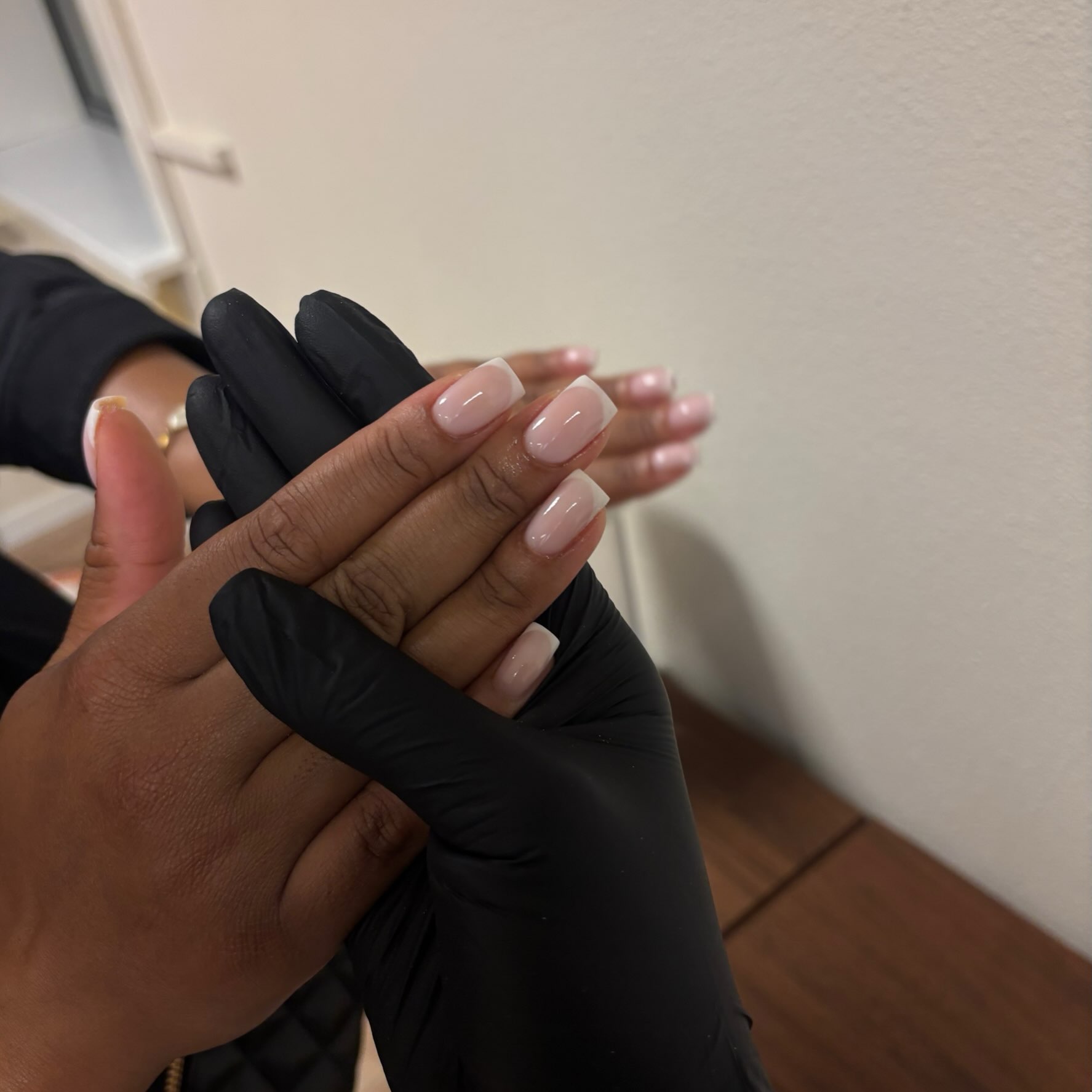 Korte nude vierkante nagels, net klaar in de salon